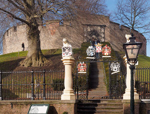foto-1: De Burcht met het gerestaureerde toegangshek foto-1: De Burcht met het gerestaureerde toegangshek