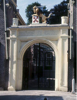 foto-3: De toegangspoort naar het burchtterrein aan de Burchtsteeg