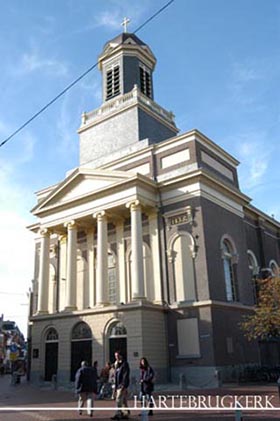 De Hartebrugkerk op de hoek van de Haarlemmerstraat en de Mare