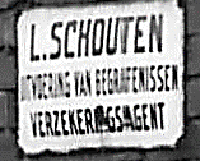 Het inmiddels versleten reclamebord aan de linkerkant van de voordeur.