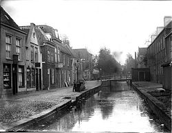 De Groenhazengracht in 1924 gezien in de richtingvan de Doelenpoortsbrug. De Groenhazengracht in 1924 gezien in de richtingvan de Doelenpoortsbrug.