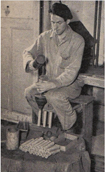 Een vuurwerkmaker aan het werk. Foto www.vuurwerkmuseum.nl