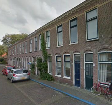 de Pieter de la Courtstraat in 2017, het huis met de klimop, nr. 15, is de woning waar Jacobus werd geboren. de Pieter de la Courtstraat in 2017, het huis met de klimop, nr. 15, is de woning waar Jacobus werd geboren.