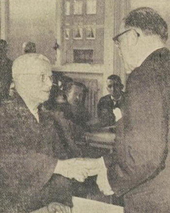 Piet Schouten (links) bij zijn afscheid van de krant in 1959. Foto: Leidsch Dagblad 2 maart 1959 Piet Schouten (links) bij zijn afscheid van de krant in 1959. Foto: Leidsch Dagblad 2 maart 1959