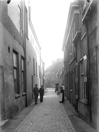 de Sionsteeg gezien vanuit de Haarlemmerstraat richting Caeciliastraat de Sionsteeg gezien vanuit de Haarlemmerstraat richting Caeciliastraat