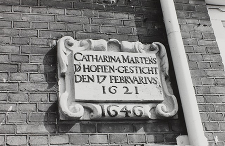 de gevelsteen van het Cathrijn Maartensdochterhof de gevelsteen van het Cathrijn Maartensdochterhof