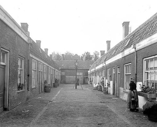 de Kattenpoort aan de Clarensteeg de Kattenpoort aan de Clarensteeg